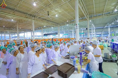 ภาพ No.220158:วันอังคารที่ 22 เมษายน พ.ศ. 2568 พิธีมอบปัจจัยช่วยเหลือครู 4 จังหวัดชายแดนภาคใต้ , พิธีกล่าวคำถวายอุปกรณ์ เพื่อเตรียมการต้อนรับคณะสงฆ์ฯ , พิธีกล่าวคำถวายภัตตาหารเป็นสังฆทาน , คณะสงฆ์ฉันภัตตาหารเพล  เนื่องในวันคุ้มครองโลก พิธีถวายมหาสังฆทานแด่คณะสงฆ์