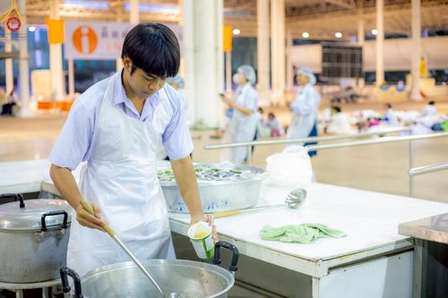 ภาพ No.220159:วันอังคารที่ 22 เมษายน พ.ศ. 2568 พิธีมอบปัจจัยช่วยเหลือครู 4 จังหวัดชายแดนภาคใต้ , พิธีกล่าวคำถวายอุปกรณ์ เพื่อเตรียมการต้อนรับคณะสงฆ์ฯ , พิธีกล่าวคำถวายภัตตาหารเป็นสังฆทาน , คณะสงฆ์ฉันภัตตาหารเพล  เนื่องในวันคุ้มครองโลก พิธีถวายมหาสังฆทานแด่คณะสงฆ์