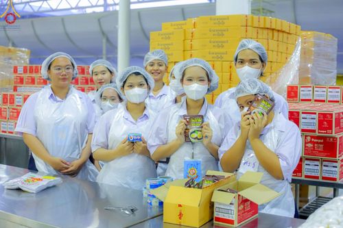 ภาพ No.220160:วันอังคารที่ 22 เมษายน พ.ศ. 2568 พิธีมอบปัจจัยช่วยเหลือครู 4 จังหวัดชายแดนภาคใต้ , พิธีกล่าวคำถวายอุปกรณ์ เพื่อเตรียมการต้อนรับคณะสงฆ์ฯ , พิธีกล่าวคำถวายภัตตาหารเป็นสังฆทาน , คณะสงฆ์ฉันภัตตาหารเพล  เนื่องในวันคุ้มครองโลก พิธีถวายมหาสังฆทานแด่คณะสงฆ์