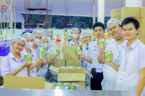 ภาพ No.220161:วันอังคารที่ 22 เมษายน พ.ศ. 2568 พิธีมอบปัจจัยช่วยเหลือครู 4 จังหวัดชายแดนภาคใต้ , พิธีกล่าวคำถวายอุปกรณ์ เพื่อเตรียมการต้อนรับคณะสงฆ์ฯ , พิธีกล่าวคำถวายภัตตาหารเป็นสังฆทาน , คณะสงฆ์ฉันภัตตาหารเพล  เนื่องในวันคุ้มครองโลก พิธีถวายมหาสังฆทานแด่คณะสงฆ์