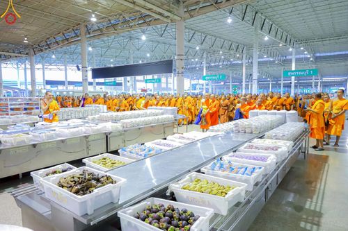 ภาพ No.220163:วันอังคารที่ 22 เมษายน พ.ศ. 2568 พิธีมอบปัจจัยช่วยเหลือครู 4 จังหวัดชายแดนภาคใต้ , พิธีกล่าวคำถวายอุปกรณ์ เพื่อเตรียมการต้อนรับคณะสงฆ์ฯ , พิธีกล่าวคำถวายภัตตาหารเป็นสังฆทาน , คณะสงฆ์ฉันภัตตาหารเพล  เนื่องในวันคุ้มครองโลก พิธีถวายมหาสังฆทานแด่คณะสงฆ์