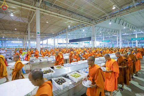 ภาพ No.220164:วันอังคารที่ 22 เมษายน พ.ศ. 2568 พิธีมอบปัจจัยช่วยเหลือครู 4 จังหวัดชายแดนภาคใต้ , พิธีกล่าวคำถวายอุปกรณ์ เพื่อเตรียมการต้อนรับคณะสงฆ์ฯ , พิธีกล่าวคำถวายภัตตาหารเป็นสังฆทาน , คณะสงฆ์ฉันภัตตาหารเพล  เนื่องในวันคุ้มครองโลก พิธีถวายมหาสังฆทานแด่คณะสงฆ์