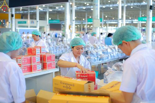 ภาพ No.220167:วันอังคารที่ 22 เมษายน พ.ศ. 2568 พิธีมอบปัจจัยช่วยเหลือครู 4 จังหวัดชายแดนภาคใต้ , พิธีกล่าวคำถวายอุปกรณ์ เพื่อเตรียมการต้อนรับคณะสงฆ์ฯ , พิธีกล่าวคำถวายภัตตาหารเป็นสังฆทาน , คณะสงฆ์ฉันภัตตาหารเพล  เนื่องในวันคุ้มครองโลก พิธีถวายมหาสังฆทานแด่คณะสงฆ์