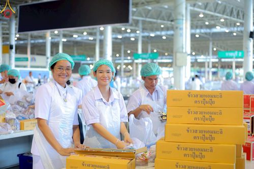 ภาพ No.220168:วันอังคารที่ 22 เมษายน พ.ศ. 2568 พิธีมอบปัจจัยช่วยเหลือครู 4 จังหวัดชายแดนภาคใต้ , พิธีกล่าวคำถวายอุปกรณ์ เพื่อเตรียมการต้อนรับคณะสงฆ์ฯ , พิธีกล่าวคำถวายภัตตาหารเป็นสังฆทาน , คณะสงฆ์ฉันภัตตาหารเพล  เนื่องในวันคุ้มครองโลก พิธีถวายมหาสังฆทานแด่คณะสงฆ์