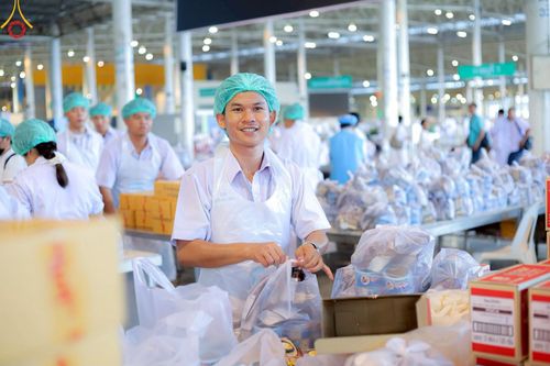 ภาพ No.220169:วันอังคารที่ 22 เมษายน พ.ศ. 2568 พิธีมอบปัจจัยช่วยเหลือครู 4 จังหวัดชายแดนภาคใต้ , พิธีกล่าวคำถวายอุปกรณ์ เพื่อเตรียมการต้อนรับคณะสงฆ์ฯ , พิธีกล่าวคำถวายภัตตาหารเป็นสังฆทาน , คณะสงฆ์ฉันภัตตาหารเพล  เนื่องในวันคุ้มครองโลก พิธีถวายมหาสังฆทานแด่คณะสงฆ์