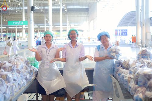 ภาพ No.220171:วันอังคารที่ 22 เมษายน พ.ศ. 2568 พิธีมอบปัจจัยช่วยเหลือครู 4 จังหวัดชายแดนภาคใต้ , พิธีกล่าวคำถวายอุปกรณ์ เพื่อเตรียมการต้อนรับคณะสงฆ์ฯ , พิธีกล่าวคำถวายภัตตาหารเป็นสังฆทาน , คณะสงฆ์ฉันภัตตาหารเพล  เนื่องในวันคุ้มครองโลก พิธีถวายมหาสังฆทานแด่คณะสงฆ์