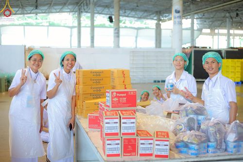 ภาพ No.220170:วันอังคารที่ 22 เมษายน พ.ศ. 2568 พิธีมอบปัจจัยช่วยเหลือครู 4 จังหวัดชายแดนภาคใต้ , พิธีกล่าวคำถวายอุปกรณ์ เพื่อเตรียมการต้อนรับคณะสงฆ์ฯ , พิธีกล่าวคำถวายภัตตาหารเป็นสังฆทาน , คณะสงฆ์ฉันภัตตาหารเพล  เนื่องในวันคุ้มครองโลก พิธีถวายมหาสังฆทานแด่คณะสงฆ์