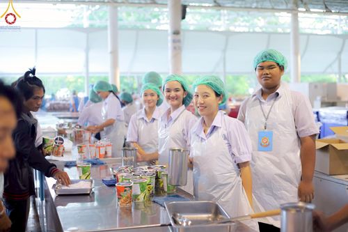 ภาพ No.220172:วันอังคารที่ 22 เมษายน พ.ศ. 2568 พิธีมอบปัจจัยช่วยเหลือครู 4 จังหวัดชายแดนภาคใต้ , พิธีกล่าวคำถวายอุปกรณ์ เพื่อเตรียมการต้อนรับคณะสงฆ์ฯ , พิธีกล่าวคำถวายภัตตาหารเป็นสังฆทาน , คณะสงฆ์ฉันภัตตาหารเพล  เนื่องในวันคุ้มครองโลก พิธีถวายมหาสังฆทานแด่คณะสงฆ์