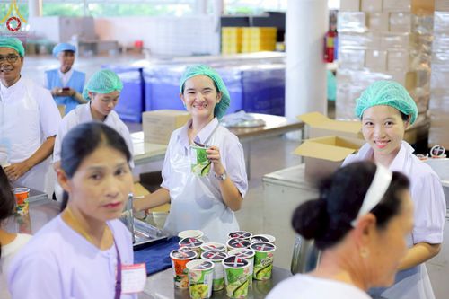 ภาพ No.220174:วันอังคารที่ 22 เมษายน พ.ศ. 2568 พิธีมอบปัจจัยช่วยเหลือครู 4 จังหวัดชายแดนภาคใต้ , พิธีกล่าวคำถวายอุปกรณ์ เพื่อเตรียมการต้อนรับคณะสงฆ์ฯ , พิธีกล่าวคำถวายภัตตาหารเป็นสังฆทาน , คณะสงฆ์ฉันภัตตาหารเพล  เนื่องในวันคุ้มครองโลก พิธีถวายมหาสังฆทานแด่คณะสงฆ์