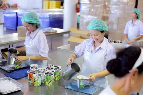 ภาพ No.220173:วันอังคารที่ 22 เมษายน พ.ศ. 2568 พิธีมอบปัจจัยช่วยเหลือครู 4 จังหวัดชายแดนภาคใต้ , พิธีกล่าวคำถวายอุปกรณ์ เพื่อเตรียมการต้อนรับคณะสงฆ์ฯ , พิธีกล่าวคำถวายภัตตาหารเป็นสังฆทาน , คณะสงฆ์ฉันภัตตาหารเพล  เนื่องในวันคุ้มครองโลก พิธีถวายมหาสังฆทานแด่คณะสงฆ์