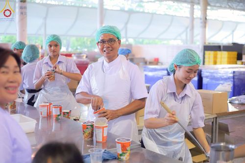 ภาพ No.220175:วันอังคารที่ 22 เมษายน พ.ศ. 2568 พิธีมอบปัจจัยช่วยเหลือครู 4 จังหวัดชายแดนภาคใต้ , พิธีกล่าวคำถวายอุปกรณ์ เพื่อเตรียมการต้อนรับคณะสงฆ์ฯ , พิธีกล่าวคำถวายภัตตาหารเป็นสังฆทาน , คณะสงฆ์ฉันภัตตาหารเพล  เนื่องในวันคุ้มครองโลก พิธีถวายมหาสังฆทานแด่คณะสงฆ์