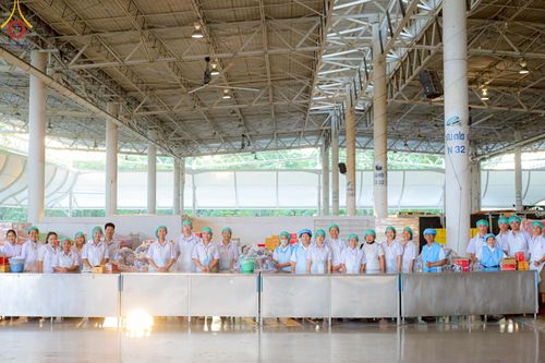 ภาพ No.220177:วันอังคารที่ 22 เมษายน พ.ศ. 2568 พิธีมอบปัจจัยช่วยเหลือครู 4 จังหวัดชายแดนภาคใต้ , พิธีกล่าวคำถวายอุปกรณ์ เพื่อเตรียมการต้อนรับคณะสงฆ์ฯ , พิธีกล่าวคำถวายภัตตาหารเป็นสังฆทาน , คณะสงฆ์ฉันภัตตาหารเพล  เนื่องในวันคุ้มครองโลก พิธีถวายมหาสังฆทานแด่คณะสงฆ์