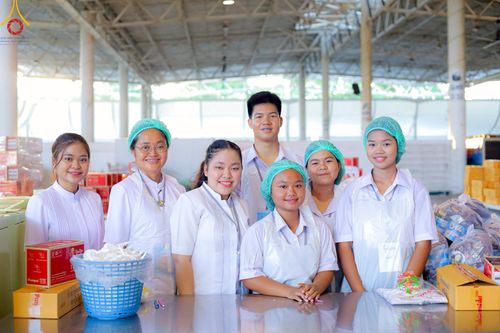 ภาพ No.220178:วันอังคารที่ 22 เมษายน พ.ศ. 2568 พิธีมอบปัจจัยช่วยเหลือครู 4 จังหวัดชายแดนภาคใต้ , พิธีกล่าวคำถวายอุปกรณ์ เพื่อเตรียมการต้อนรับคณะสงฆ์ฯ , พิธีกล่าวคำถวายภัตตาหารเป็นสังฆทาน , คณะสงฆ์ฉันภัตตาหารเพล  เนื่องในวันคุ้มครองโลก พิธีถวายมหาสังฆทานแด่คณะสงฆ์