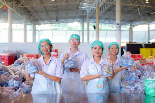 ภาพ No.220179:วันอังคารที่ 22 เมษายน พ.ศ. 2568 พิธีมอบปัจจัยช่วยเหลือครู 4 จังหวัดชายแดนภาคใต้ , พิธีกล่าวคำถวายอุปกรณ์ เพื่อเตรียมการต้อนรับคณะสงฆ์ฯ , พิธีกล่าวคำถวายภัตตาหารเป็นสังฆทาน , คณะสงฆ์ฉันภัตตาหารเพล  เนื่องในวันคุ้มครองโลก พิธีถวายมหาสังฆทานแด่คณะสงฆ์