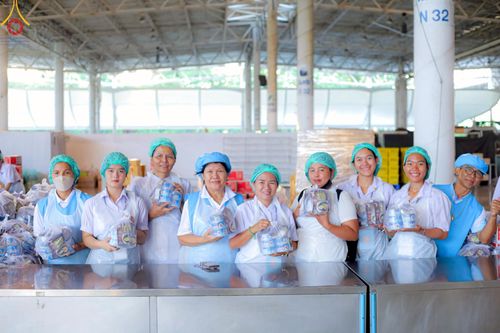 ภาพ No.220180:วันอังคารที่ 22 เมษายน พ.ศ. 2568 พิธีมอบปัจจัยช่วยเหลือครู 4 จังหวัดชายแดนภาคใต้ , พิธีกล่าวคำถวายอุปกรณ์ เพื่อเตรียมการต้อนรับคณะสงฆ์ฯ , พิธีกล่าวคำถวายภัตตาหารเป็นสังฆทาน , คณะสงฆ์ฉันภัตตาหารเพล  เนื่องในวันคุ้มครองโลก พิธีถวายมหาสังฆทานแด่คณะสงฆ์