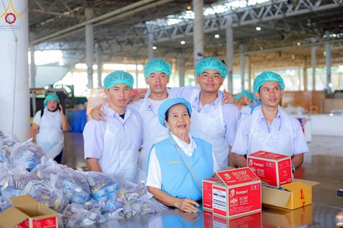 ภาพ No.220181:วันอังคารที่ 22 เมษายน พ.ศ. 2568 พิธีมอบปัจจัยช่วยเหลือครู 4 จังหวัดชายแดนภาคใต้ , พิธีกล่าวคำถวายอุปกรณ์ เพื่อเตรียมการต้อนรับคณะสงฆ์ฯ , พิธีกล่าวคำถวายภัตตาหารเป็นสังฆทาน , คณะสงฆ์ฉันภัตตาหารเพล  เนื่องในวันคุ้มครองโลก พิธีถวายมหาสังฆทานแด่คณะสงฆ์