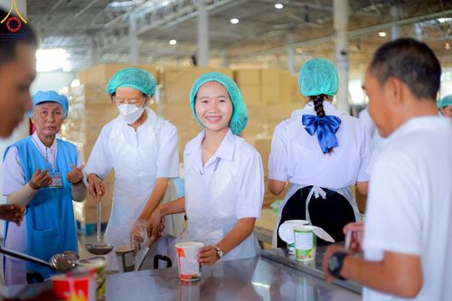 ภาพ No.220183:วันอังคารที่ 22 เมษายน พ.ศ. 2568 พิธีมอบปัจจัยช่วยเหลือครู 4 จังหวัดชายแดนภาคใต้ , พิธีกล่าวคำถวายอุปกรณ์ เพื่อเตรียมการต้อนรับคณะสงฆ์ฯ , พิธีกล่าวคำถวายภัตตาหารเป็นสังฆทาน , คณะสงฆ์ฉันภัตตาหารเพล  เนื่องในวันคุ้มครองโลก พิธีถวายมหาสังฆทานแด่คณะสงฆ์