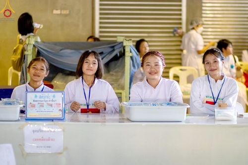 ภาพ No.220185:วันอังคารที่ 22 เมษายน พ.ศ. 2568 พิธีมอบปัจจัยช่วยเหลือครู 4 จังหวัดชายแดนภาคใต้ , พิธีกล่าวคำถวายอุปกรณ์ เพื่อเตรียมการต้อนรับคณะสงฆ์ฯ , พิธีกล่าวคำถวายภัตตาหารเป็นสังฆทาน , คณะสงฆ์ฉันภัตตาหารเพล  เนื่องในวันคุ้มครองโลก พิธีถวายมหาสังฆทานแด่คณะสงฆ์