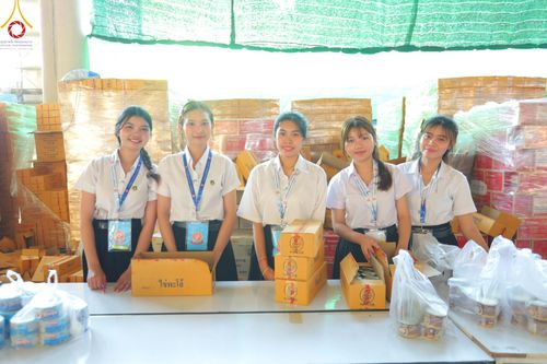 ภาพ No.220186:วันอังคารที่ 22 เมษายน พ.ศ. 2568 พิธีมอบปัจจัยช่วยเหลือครู 4 จังหวัดชายแดนภาคใต้ , พิธีกล่าวคำถวายอุปกรณ์ เพื่อเตรียมการต้อนรับคณะสงฆ์ฯ , พิธีกล่าวคำถวายภัตตาหารเป็นสังฆทาน , คณะสงฆ์ฉันภัตตาหารเพล  เนื่องในวันคุ้มครองโลก พิธีถวายมหาสังฆทานแด่คณะสงฆ์