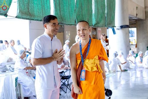 ภาพ No.220188:วันอังคารที่ 22 เมษายน พ.ศ. 2568 พิธีมอบปัจจัยช่วยเหลือครู 4 จังหวัดชายแดนภาคใต้ , พิธีกล่าวคำถวายอุปกรณ์ เพื่อเตรียมการต้อนรับคณะสงฆ์ฯ , พิธีกล่าวคำถวายภัตตาหารเป็นสังฆทาน , คณะสงฆ์ฉันภัตตาหารเพล  เนื่องในวันคุ้มครองโลก พิธีถวายมหาสังฆทานแด่คณะสงฆ์