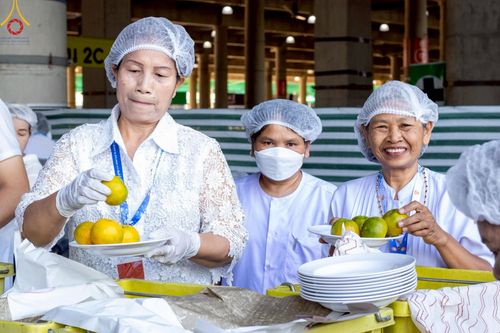 ภาพ No.220190:วันอังคารที่ 22 เมษายน พ.ศ. 2568 พิธีมอบปัจจัยช่วยเหลือครู 4 จังหวัดชายแดนภาคใต้ , พิธีกล่าวคำถวายอุปกรณ์ เพื่อเตรียมการต้อนรับคณะสงฆ์ฯ , พิธีกล่าวคำถวายภัตตาหารเป็นสังฆทาน , คณะสงฆ์ฉันภัตตาหารเพล  เนื่องในวันคุ้มครองโลก พิธีถวายมหาสังฆทานแด่คณะสงฆ์