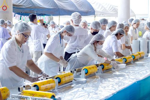 ภาพ No.220189:วันอังคารที่ 22 เมษายน พ.ศ. 2568 พิธีมอบปัจจัยช่วยเหลือครู 4 จังหวัดชายแดนภาคใต้ , พิธีกล่าวคำถวายอุปกรณ์ เพื่อเตรียมการต้อนรับคณะสงฆ์ฯ , พิธีกล่าวคำถวายภัตตาหารเป็นสังฆทาน , คณะสงฆ์ฉันภัตตาหารเพล  เนื่องในวันคุ้มครองโลก พิธีถวายมหาสังฆทานแด่คณะสงฆ์