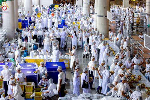 ภาพ No.220192:วันอังคารที่ 22 เมษายน พ.ศ. 2568 พิธีมอบปัจจัยช่วยเหลือครู 4 จังหวัดชายแดนภาคใต้ , พิธีกล่าวคำถวายอุปกรณ์ เพื่อเตรียมการต้อนรับคณะสงฆ์ฯ , พิธีกล่าวคำถวายภัตตาหารเป็นสังฆทาน , คณะสงฆ์ฉันภัตตาหารเพล  เนื่องในวันคุ้มครองโลก พิธีถวายมหาสังฆทานแด่คณะสงฆ์