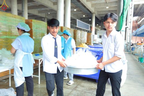 ภาพ No.220195:วันอังคารที่ 22 เมษายน พ.ศ. 2568 พิธีมอบปัจจัยช่วยเหลือครู 4 จังหวัดชายแดนภาคใต้ , พิธีกล่าวคำถวายอุปกรณ์ เพื่อเตรียมการต้อนรับคณะสงฆ์ฯ , พิธีกล่าวคำถวายภัตตาหารเป็นสังฆทาน , คณะสงฆ์ฉันภัตตาหารเพล  เนื่องในวันคุ้มครองโลก พิธีถวายมหาสังฆทานแด่คณะสงฆ์