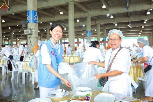 ภาพ No.220196:วันอังคารที่ 22 เมษายน พ.ศ. 2568 พิธีมอบปัจจัยช่วยเหลือครู 4 จังหวัดชายแดนภาคใต้ , พิธีกล่าวคำถวายอุปกรณ์ เพื่อเตรียมการต้อนรับคณะสงฆ์ฯ , พิธีกล่าวคำถวายภัตตาหารเป็นสังฆทาน , คณะสงฆ์ฉันภัตตาหารเพล  เนื่องในวันคุ้มครองโลก พิธีถวายมหาสังฆทานแด่คณะสงฆ์