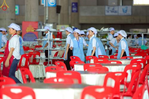 ภาพ No.220201:วันอังคารที่ 22 เมษายน พ.ศ. 2568 พิธีมอบปัจจัยช่วยเหลือครู 4 จังหวัดชายแดนภาคใต้ , พิธีกล่าวคำถวายอุปกรณ์ เพื่อเตรียมการต้อนรับคณะสงฆ์ฯ , พิธีกล่าวคำถวายภัตตาหารเป็นสังฆทาน , คณะสงฆ์ฉันภัตตาหารเพล  เนื่องในวันคุ้มครองโลก พิธีถวายมหาสังฆทานแด่คณะสงฆ์