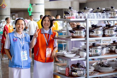 ภาพ No.220202:วันอังคารที่ 22 เมษายน พ.ศ. 2568 พิธีมอบปัจจัยช่วยเหลือครู 4 จังหวัดชายแดนภาคใต้ , พิธีกล่าวคำถวายอุปกรณ์ เพื่อเตรียมการต้อนรับคณะสงฆ์ฯ , พิธีกล่าวคำถวายภัตตาหารเป็นสังฆทาน , คณะสงฆ์ฉันภัตตาหารเพล  เนื่องในวันคุ้มครองโลก พิธีถวายมหาสังฆทานแด่คณะสงฆ์