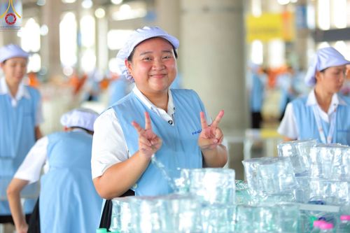 ภาพ No.220203:วันอังคารที่ 22 เมษายน พ.ศ. 2568 พิธีมอบปัจจัยช่วยเหลือครู 4 จังหวัดชายแดนภาคใต้ , พิธีกล่าวคำถวายอุปกรณ์ เพื่อเตรียมการต้อนรับคณะสงฆ์ฯ , พิธีกล่าวคำถวายภัตตาหารเป็นสังฆทาน , คณะสงฆ์ฉันภัตตาหารเพล  เนื่องในวันคุ้มครองโลก พิธีถวายมหาสังฆทานแด่คณะสงฆ์