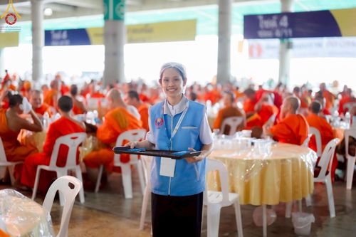 ภาพ No.220204:วันอังคารที่ 22 เมษายน พ.ศ. 2568 พิธีมอบปัจจัยช่วยเหลือครู 4 จังหวัดชายแดนภาคใต้ , พิธีกล่าวคำถวายอุปกรณ์ เพื่อเตรียมการต้อนรับคณะสงฆ์ฯ , พิธีกล่าวคำถวายภัตตาหารเป็นสังฆทาน , คณะสงฆ์ฉันภัตตาหารเพล  เนื่องในวันคุ้มครองโลก พิธีถวายมหาสังฆทานแด่คณะสงฆ์