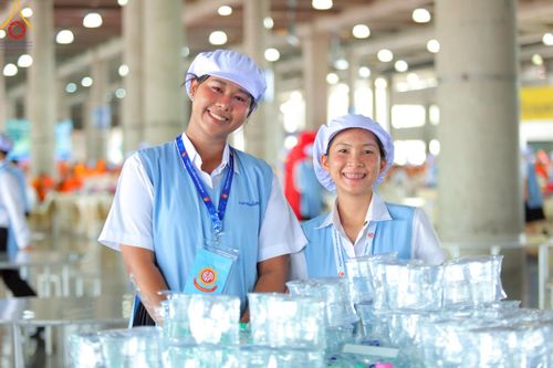 ภาพ No.220205:วันอังคารที่ 22 เมษายน พ.ศ. 2568 พิธีมอบปัจจัยช่วยเหลือครู 4 จังหวัดชายแดนภาคใต้ , พิธีกล่าวคำถวายอุปกรณ์ เพื่อเตรียมการต้อนรับคณะสงฆ์ฯ , พิธีกล่าวคำถวายภัตตาหารเป็นสังฆทาน , คณะสงฆ์ฉันภัตตาหารเพล  เนื่องในวันคุ้มครองโลก พิธีถวายมหาสังฆทานแด่คณะสงฆ์