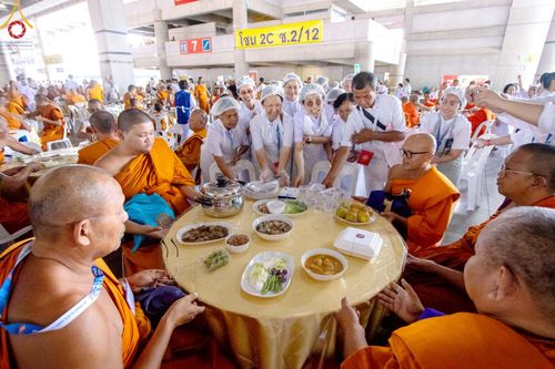 ภาพ No.220206:วันอังคารที่ 22 เมษายน พ.ศ. 2568 พิธีมอบปัจจัยช่วยเหลือครู 4 จังหวัดชายแดนภาคใต้ , พิธีกล่าวคำถวายอุปกรณ์ เพื่อเตรียมการต้อนรับคณะสงฆ์ฯ , พิธีกล่าวคำถวายภัตตาหารเป็นสังฆทาน , คณะสงฆ์ฉันภัตตาหารเพล  เนื่องในวันคุ้มครองโลก พิธีถวายมหาสังฆทานแด่คณะสงฆ์