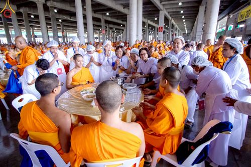 ภาพ No.220207:วันอังคารที่ 22 เมษายน พ.ศ. 2568 พิธีมอบปัจจัยช่วยเหลือครู 4 จังหวัดชายแดนภาคใต้ , พิธีกล่าวคำถวายอุปกรณ์ เพื่อเตรียมการต้อนรับคณะสงฆ์ฯ , พิธีกล่าวคำถวายภัตตาหารเป็นสังฆทาน , คณะสงฆ์ฉันภัตตาหารเพล  เนื่องในวันคุ้มครองโลก พิธีถวายมหาสังฆทานแด่คณะสงฆ์