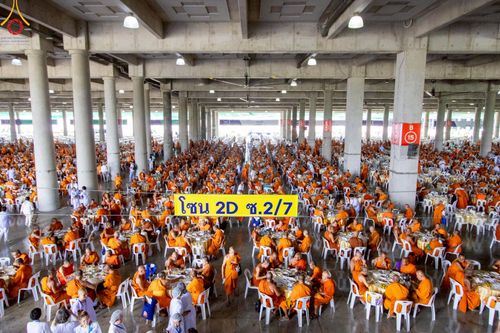 ภาพ No.220208:วันอังคารที่ 22 เมษายน พ.ศ. 2568 พิธีมอบปัจจัยช่วยเหลือครู 4 จังหวัดชายแดนภาคใต้ , พิธีกล่าวคำถวายอุปกรณ์ เพื่อเตรียมการต้อนรับคณะสงฆ์ฯ , พิธีกล่าวคำถวายภัตตาหารเป็นสังฆทาน , คณะสงฆ์ฉันภัตตาหารเพล  เนื่องในวันคุ้มครองโลก พิธีถวายมหาสังฆทานแด่คณะสงฆ์