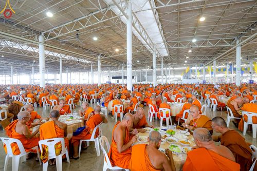 ภาพ No.220209:วันอังคารที่ 22 เมษายน พ.ศ. 2568 พิธีมอบปัจจัยช่วยเหลือครู 4 จังหวัดชายแดนภาคใต้ , พิธีกล่าวคำถวายอุปกรณ์ เพื่อเตรียมการต้อนรับคณะสงฆ์ฯ , พิธีกล่าวคำถวายภัตตาหารเป็นสังฆทาน , คณะสงฆ์ฉันภัตตาหารเพล  เนื่องในวันคุ้มครองโลก พิธีถวายมหาสังฆทานแด่คณะสงฆ์