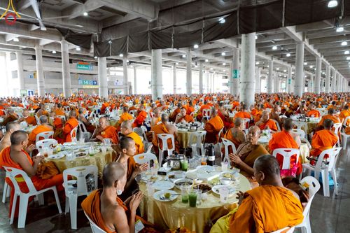 ภาพ No.220211:วันอังคารที่ 22 เมษายน พ.ศ. 2568 พิธีมอบปัจจัยช่วยเหลือครู 4 จังหวัดชายแดนภาคใต้ , พิธีกล่าวคำถวายอุปกรณ์ เพื่อเตรียมการต้อนรับคณะสงฆ์ฯ , พิธีกล่าวคำถวายภัตตาหารเป็นสังฆทาน , คณะสงฆ์ฉันภัตตาหารเพล  เนื่องในวันคุ้มครองโลก พิธีถวายมหาสังฆทานแด่คณะสงฆ์