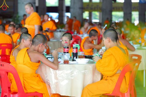 ภาพ No.220212:วันอังคารที่ 22 เมษายน พ.ศ. 2568 พิธีมอบปัจจัยช่วยเหลือครู 4 จังหวัดชายแดนภาคใต้ , พิธีกล่าวคำถวายอุปกรณ์ เพื่อเตรียมการต้อนรับคณะสงฆ์ฯ , พิธีกล่าวคำถวายภัตตาหารเป็นสังฆทาน , คณะสงฆ์ฉันภัตตาหารเพล  เนื่องในวันคุ้มครองโลก พิธีถวายมหาสังฆทานแด่คณะสงฆ์