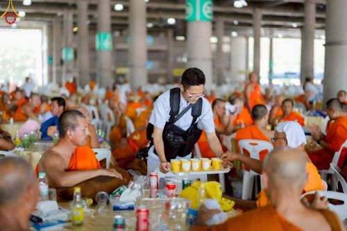 ภาพ No.220213:วันอังคารที่ 22 เมษายน พ.ศ. 2568 พิธีมอบปัจจัยช่วยเหลือครู 4 จังหวัดชายแดนภาคใต้ , พิธีกล่าวคำถวายอุปกรณ์ เพื่อเตรียมการต้อนรับคณะสงฆ์ฯ , พิธีกล่าวคำถวายภัตตาหารเป็นสังฆทาน , คณะสงฆ์ฉันภัตตาหารเพล  เนื่องในวันคุ้มครองโลก พิธีถวายมหาสังฆทานแด่คณะสงฆ์