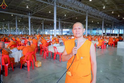 ภาพ No.220214:วันอังคารที่ 22 เมษายน พ.ศ. 2568 พิธีมอบปัจจัยช่วยเหลือครู 4 จังหวัดชายแดนภาคใต้ , พิธีกล่าวคำถวายอุปกรณ์ เพื่อเตรียมการต้อนรับคณะสงฆ์ฯ , พิธีกล่าวคำถวายภัตตาหารเป็นสังฆทาน , คณะสงฆ์ฉันภัตตาหารเพล  เนื่องในวันคุ้มครองโลก พิธีถวายมหาสังฆทานแด่คณะสงฆ์