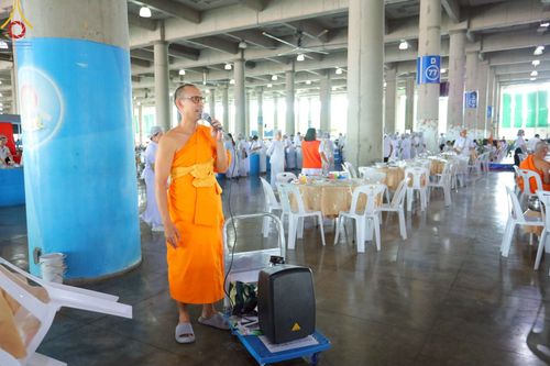 ภาพ No.220215:วันอังคารที่ 22 เมษายน พ.ศ. 2568 พิธีมอบปัจจัยช่วยเหลือครู 4 จังหวัดชายแดนภาคใต้ , พิธีกล่าวคำถวายอุปกรณ์ เพื่อเตรียมการต้อนรับคณะสงฆ์ฯ , พิธีกล่าวคำถวายภัตตาหารเป็นสังฆทาน , คณะสงฆ์ฉันภัตตาหารเพล  เนื่องในวันคุ้มครองโลก พิธีถวายมหาสังฆทานแด่คณะสงฆ์