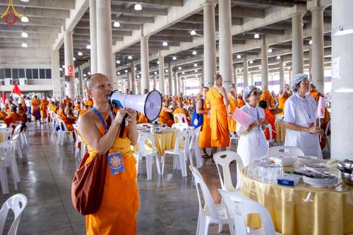 ภาพ No.220217:วันอังคารที่ 22 เมษายน พ.ศ. 2568 พิธีมอบปัจจัยช่วยเหลือครู 4 จังหวัดชายแดนภาคใต้ , พิธีกล่าวคำถวายอุปกรณ์ เพื่อเตรียมการต้อนรับคณะสงฆ์ฯ , พิธีกล่าวคำถวายภัตตาหารเป็นสังฆทาน , คณะสงฆ์ฉันภัตตาหารเพล  เนื่องในวันคุ้มครองโลก พิธีถวายมหาสังฆทานแด่คณะสงฆ์