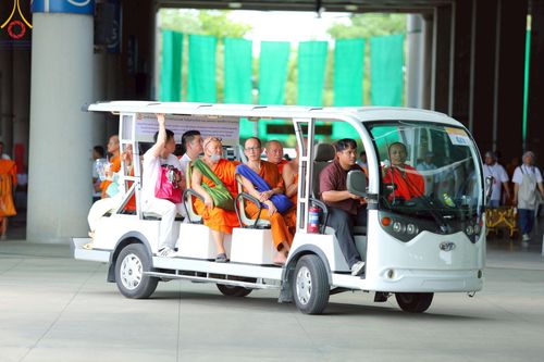 ภาพ No.220218:วันอังคารที่ 22 เมษายน พ.ศ. 2568 พิธีมอบปัจจัยช่วยเหลือครู 4 จังหวัดชายแดนภาคใต้ , พิธีกล่าวคำถวายอุปกรณ์ เพื่อเตรียมการต้อนรับคณะสงฆ์ฯ , พิธีกล่าวคำถวายภัตตาหารเป็นสังฆทาน , คณะสงฆ์ฉันภัตตาหารเพล  เนื่องในวันคุ้มครองโลก พิธีถวายมหาสังฆทานแด่คณะสงฆ์