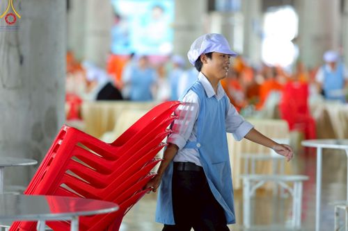 ภาพ No.220219:วันอังคารที่ 22 เมษายน พ.ศ. 2568 พิธีมอบปัจจัยช่วยเหลือครู 4 จังหวัดชายแดนภาคใต้ , พิธีกล่าวคำถวายอุปกรณ์ เพื่อเตรียมการต้อนรับคณะสงฆ์ฯ , พิธีกล่าวคำถวายภัตตาหารเป็นสังฆทาน , คณะสงฆ์ฉันภัตตาหารเพล  เนื่องในวันคุ้มครองโลก พิธีถวายมหาสังฆทานแด่คณะสงฆ์