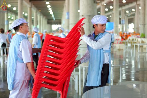 ภาพ No.220220:วันอังคารที่ 22 เมษายน พ.ศ. 2568 พิธีมอบปัจจัยช่วยเหลือครู 4 จังหวัดชายแดนภาคใต้ , พิธีกล่าวคำถวายอุปกรณ์ เพื่อเตรียมการต้อนรับคณะสงฆ์ฯ , พิธีกล่าวคำถวายภัตตาหารเป็นสังฆทาน , คณะสงฆ์ฉันภัตตาหารเพล  เนื่องในวันคุ้มครองโลก พิธีถวายมหาสังฆทานแด่คณะสงฆ์