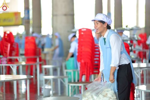 ภาพ No.220222:วันอังคารที่ 22 เมษายน พ.ศ. 2568 พิธีมอบปัจจัยช่วยเหลือครู 4 จังหวัดชายแดนภาคใต้ , พิธีกล่าวคำถวายอุปกรณ์ เพื่อเตรียมการต้อนรับคณะสงฆ์ฯ , พิธีกล่าวคำถวายภัตตาหารเป็นสังฆทาน , คณะสงฆ์ฉันภัตตาหารเพล  เนื่องในวันคุ้มครองโลก พิธีถวายมหาสังฆทานแด่คณะสงฆ์