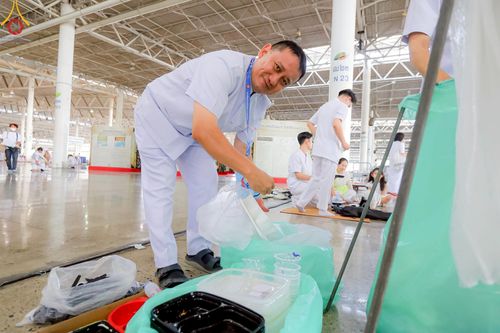 ภาพ No.220224:วันอังคารที่ 22 เมษายน พ.ศ. 2568 พิธีมอบปัจจัยช่วยเหลือครู 4 จังหวัดชายแดนภาคใต้ , พิธีกล่าวคำถวายอุปกรณ์ เพื่อเตรียมการต้อนรับคณะสงฆ์ฯ , พิธีกล่าวคำถวายภัตตาหารเป็นสังฆทาน , คณะสงฆ์ฉันภัตตาหารเพล  เนื่องในวันคุ้มครองโลก พิธีถวายมหาสังฆทานแด่คณะสงฆ์