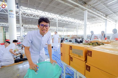 ภาพ No.220225:วันอังคารที่ 22 เมษายน พ.ศ. 2568 พิธีมอบปัจจัยช่วยเหลือครู 4 จังหวัดชายแดนภาคใต้ , พิธีกล่าวคำถวายอุปกรณ์ เพื่อเตรียมการต้อนรับคณะสงฆ์ฯ , พิธีกล่าวคำถวายภัตตาหารเป็นสังฆทาน , คณะสงฆ์ฉันภัตตาหารเพล  เนื่องในวันคุ้มครองโลก พิธีถวายมหาสังฆทานแด่คณะสงฆ์